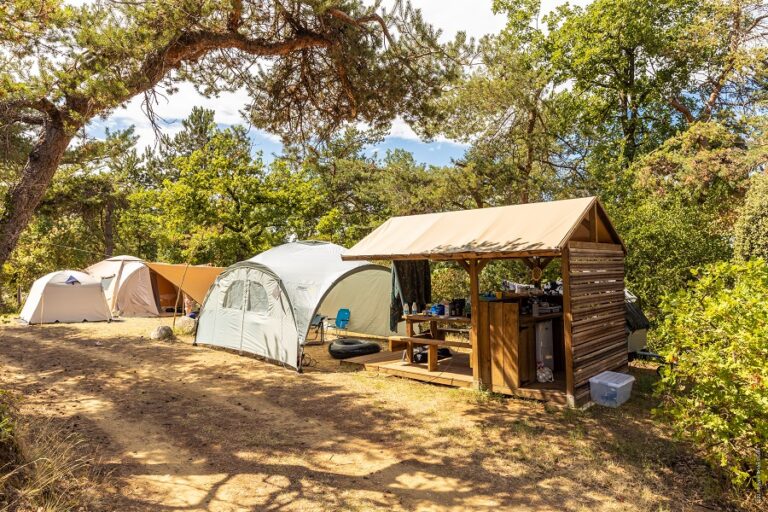 emplacement de camping équipé