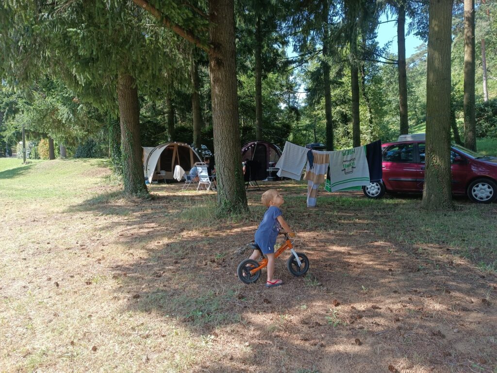 Grand emplacement camping ombragé