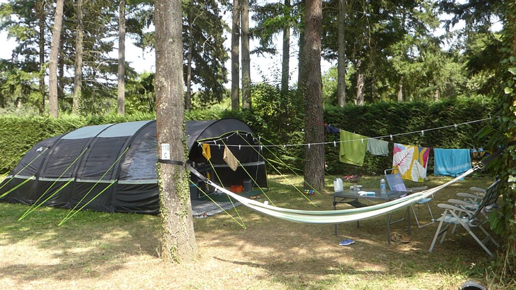 Terrain emplacement camping camping-car caravanne tente