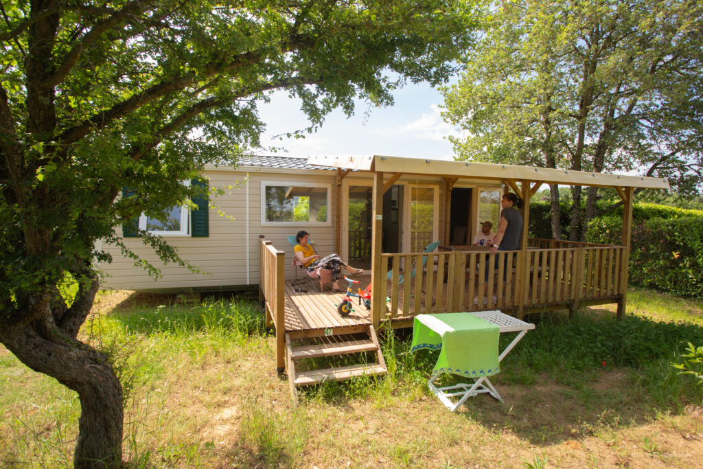Vacances camping terrasse mobil home soleil chaleur
